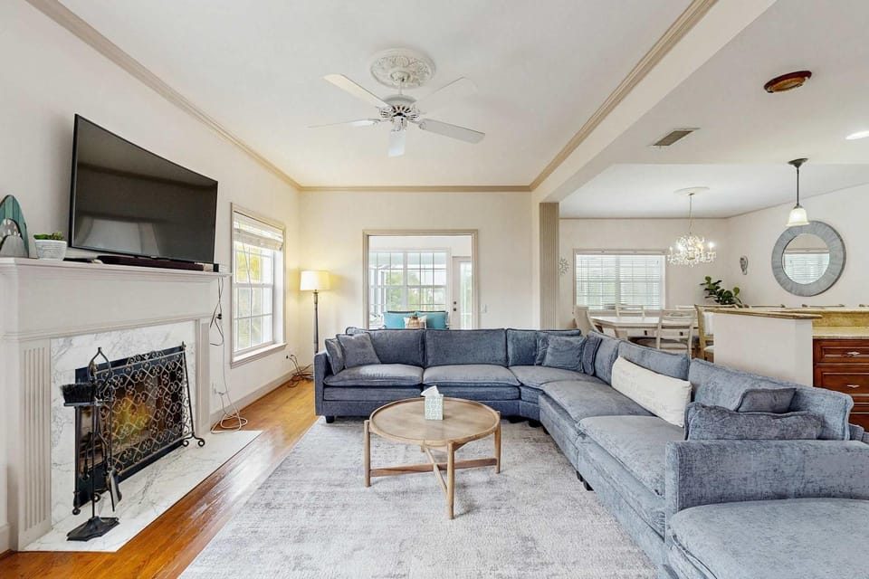 Spacious 3 Bedroom Waterfront Home with Private Pool and BBQ in Port Charlotte House in South Gulf Cove