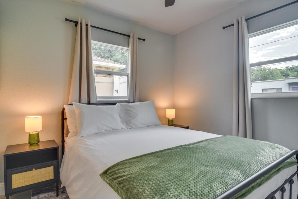 Sleek & Central! Safety Harbor Home Near Beaches House in Safety Harbor