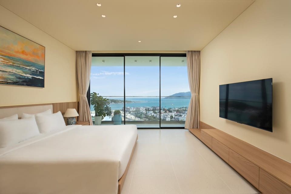 Communal lounge/ TV room, Bed, Natural landscape, TV and multimedia, Photo of the whole room, Evening entertainment, Bedroom, Sea view