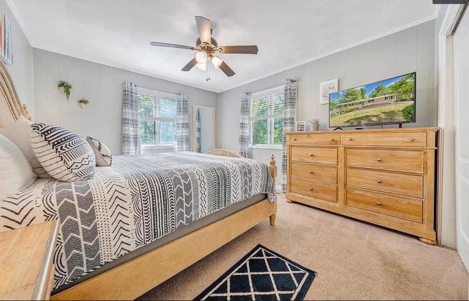 Bed, Photo of the whole room, Bedroom