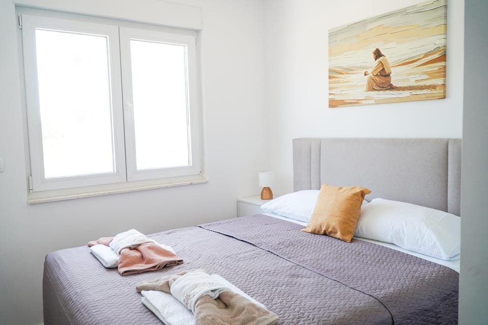 Bed, Bedroom, towels