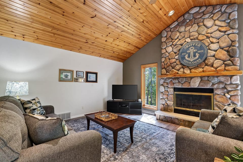 Dog Friendly Home in Sturgeon Bay with fire pit House in Door County
