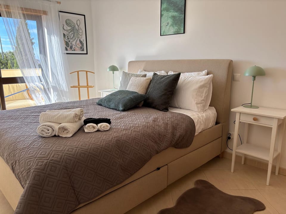 Bed, Photo of the whole room, Bedroom, towels