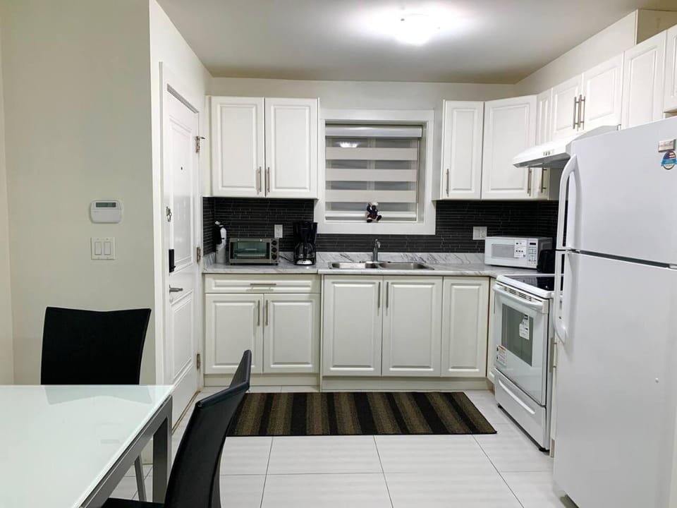 Surrey 2BR Retreat with Free Parking Near Bose Forest Park House in Surrey