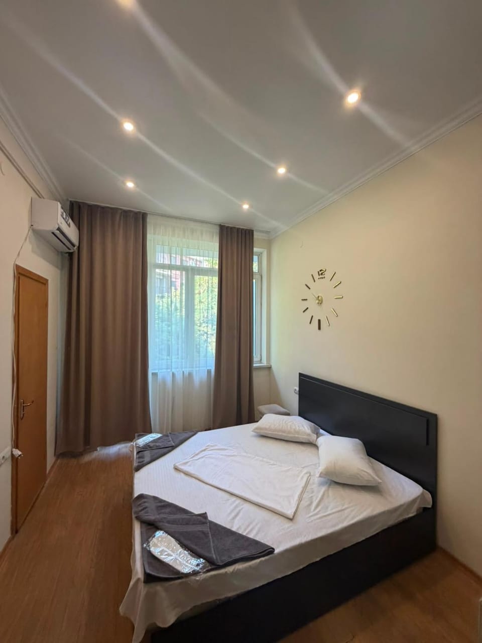 Bedroom, air conditioner