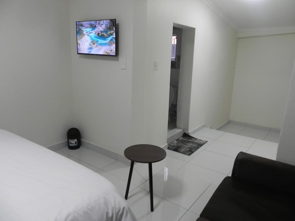 Bed, TV and multimedia, Bedroom