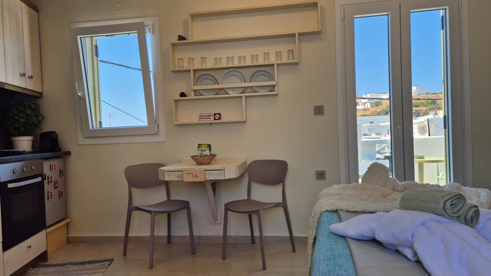 Kitchen or kitchenette, Dining area, air conditioner