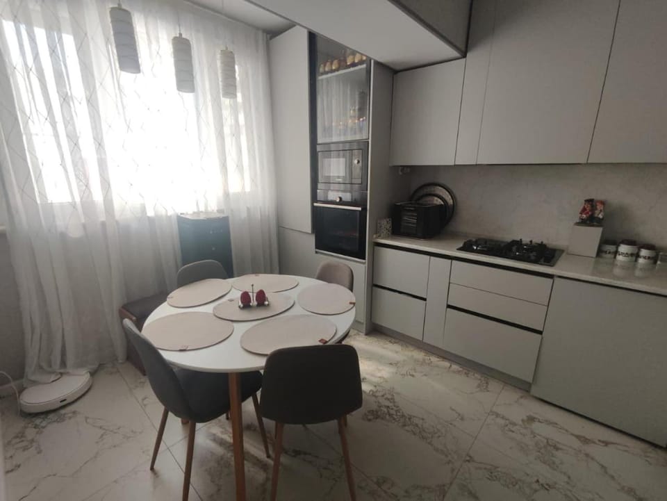 Coffee/tea facilities, Kitchen or kitchenette, Dining area, stove