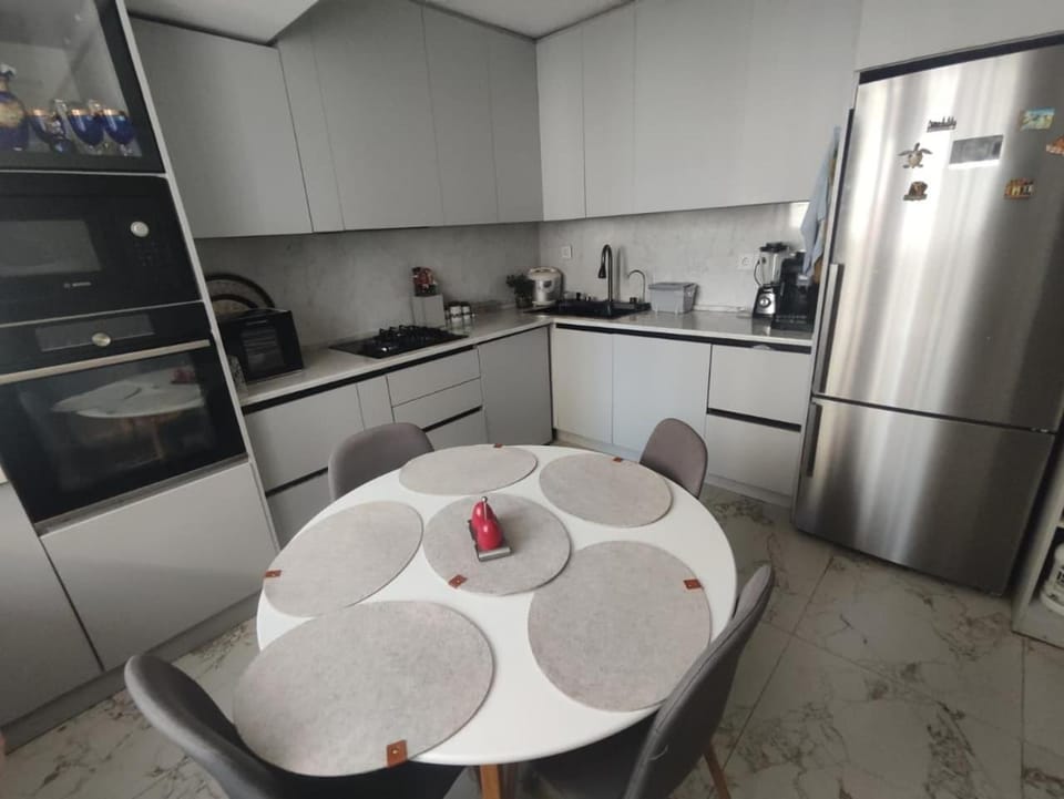 Coffee/tea facilities, Kitchen or kitchenette, Dining area, dishwasher, oven, stove, toaster