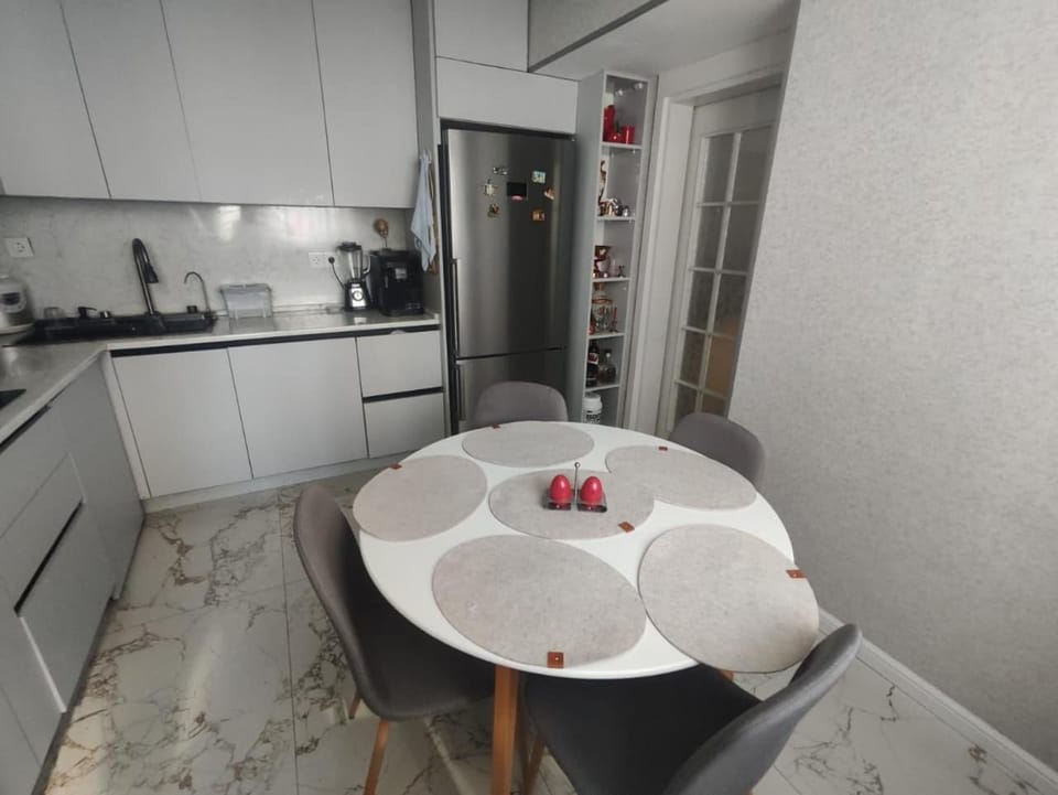 Coffee/tea facilities, Kitchen or kitchenette, Dining area, dishwasher, oven, stove, toaster