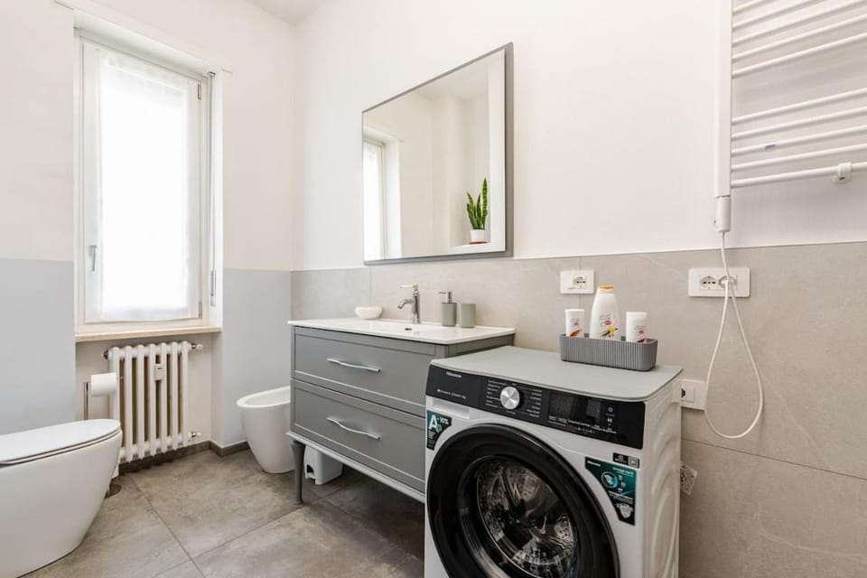 Toilet, Bathroom, towels, washing machine