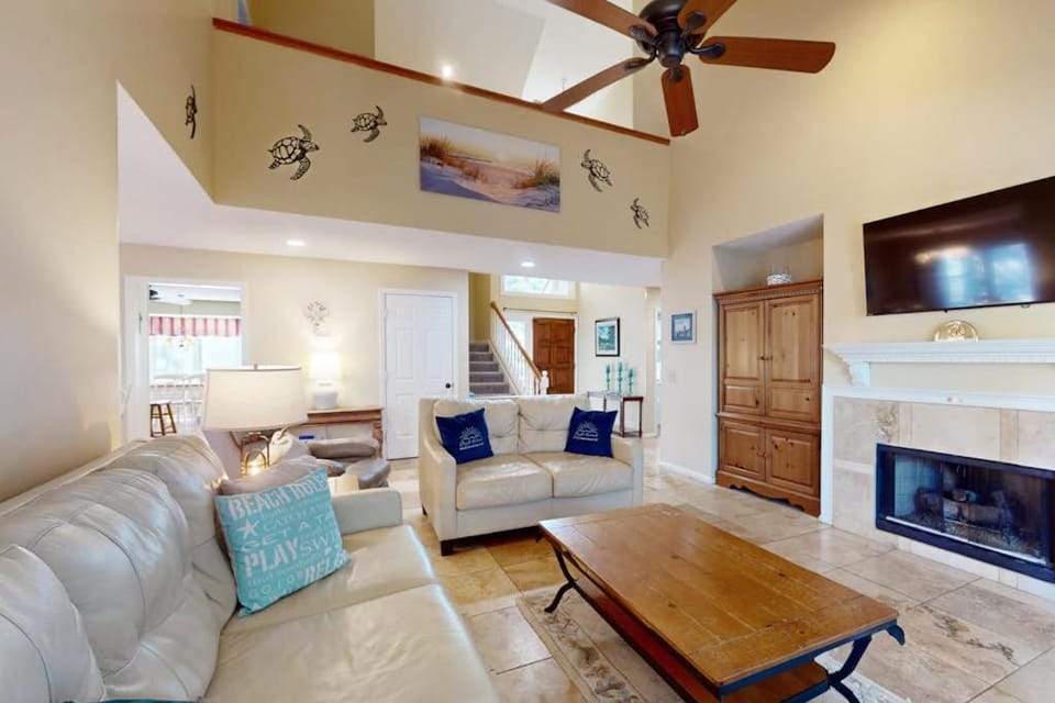 Two King Bed Suites Dog-friendly gem with pool game room & golf course views - walk to beach House in Hilton Head Island