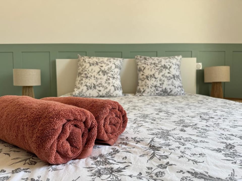 Bed, Bedroom, towels
