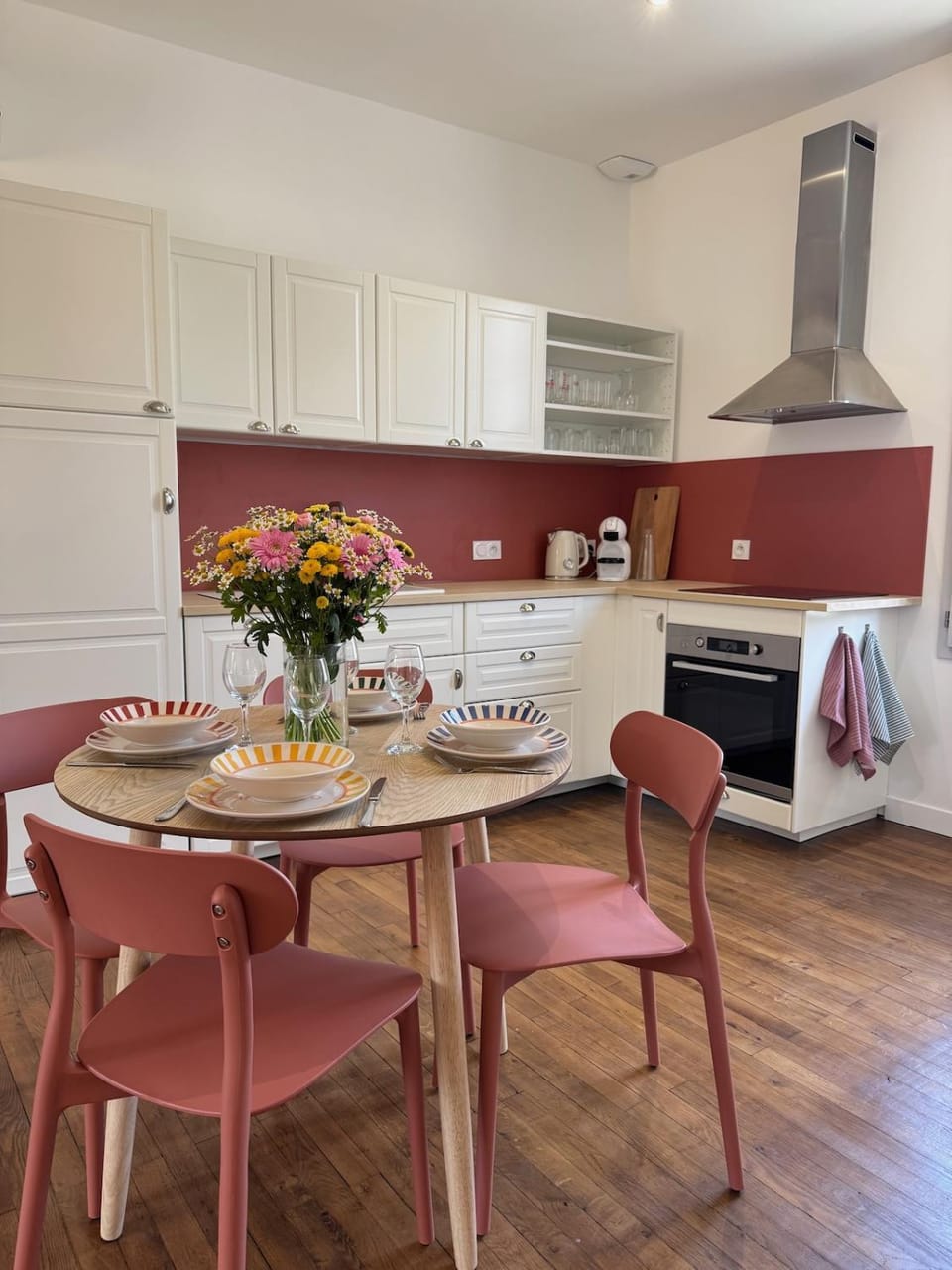Coffee/tea facilities, Dining area, dishwasher, microwave, oven, stove