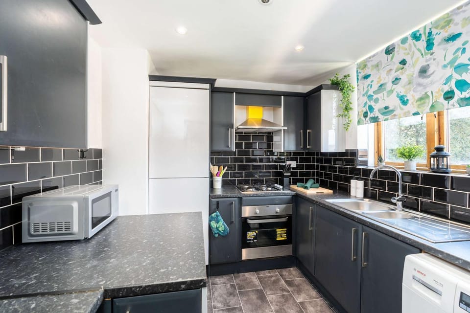 3 Bedrooms Flat-Sleeps 7 with Balcony Apartment in Sheffield