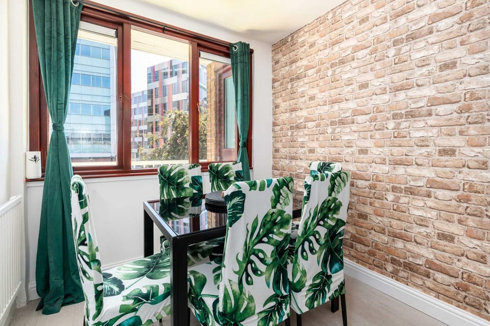3 Bedrooms Flat-Sleeps 7 with Balcony Apartment in Sheffield
