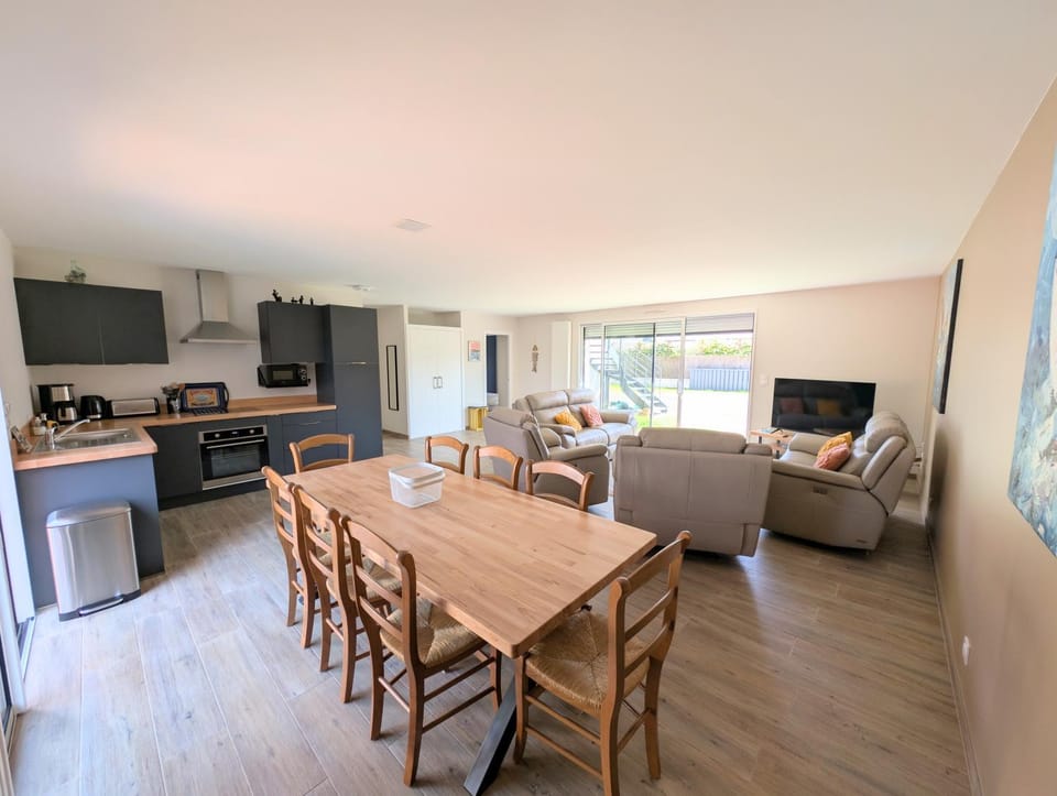 TV and multimedia, Kitchen or kitchenette, Living room, Dining area, oven, stove