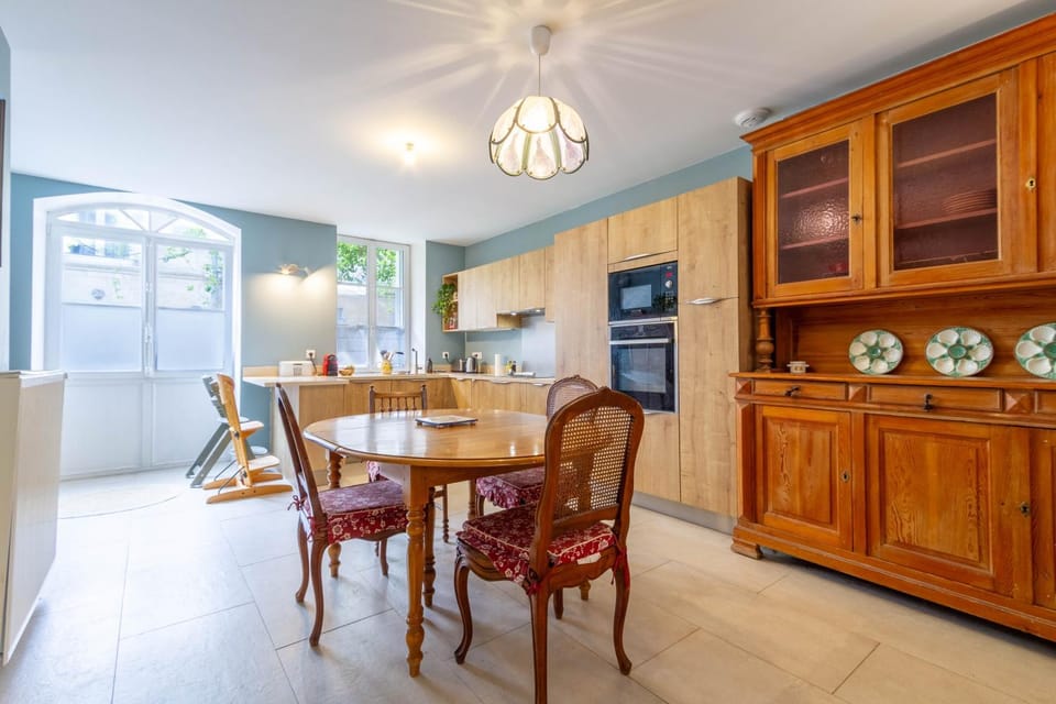 Kitchen or kitchenette, Dining area, stove
