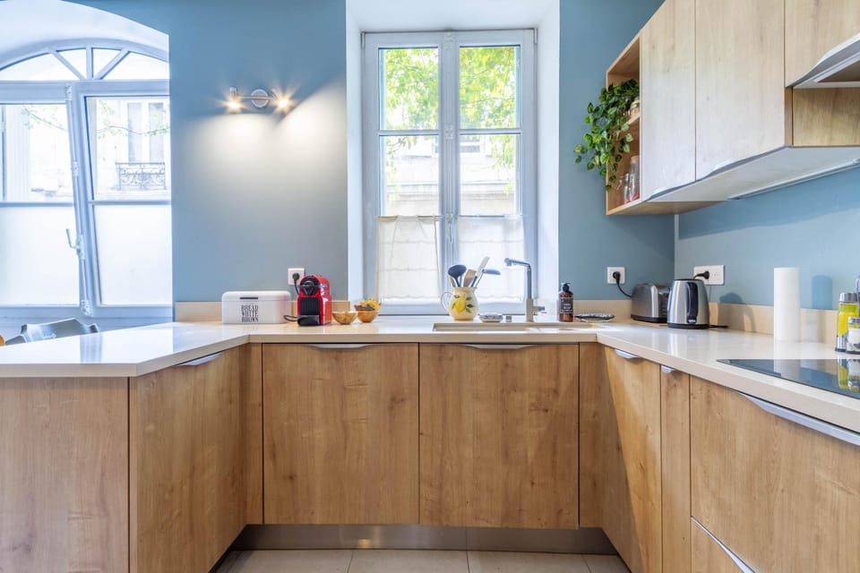 Coffee/tea facilities, Kitchen or kitchenette, stove
