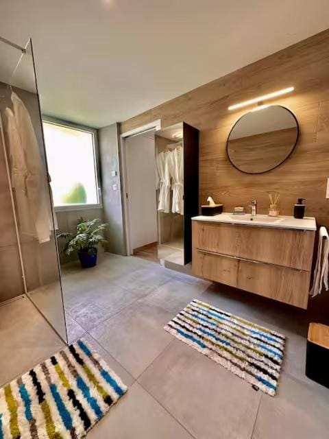 Bathroom, Internal: Not applicable to any particular room