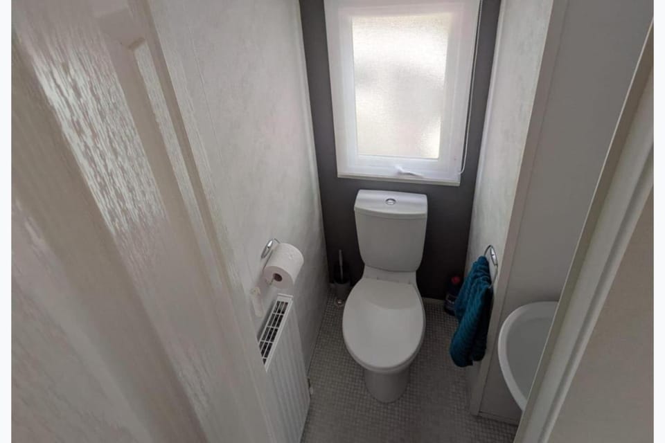 Holiday Home - Sleeps 8 - Beach Access House in England