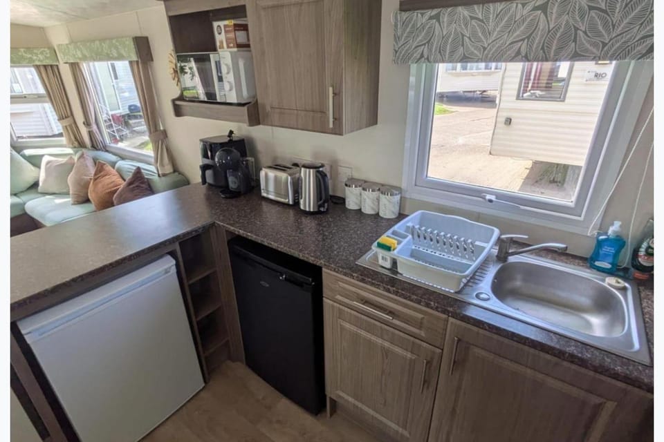 Kitchen or kitchenette, Dining area, dishwasher, oven