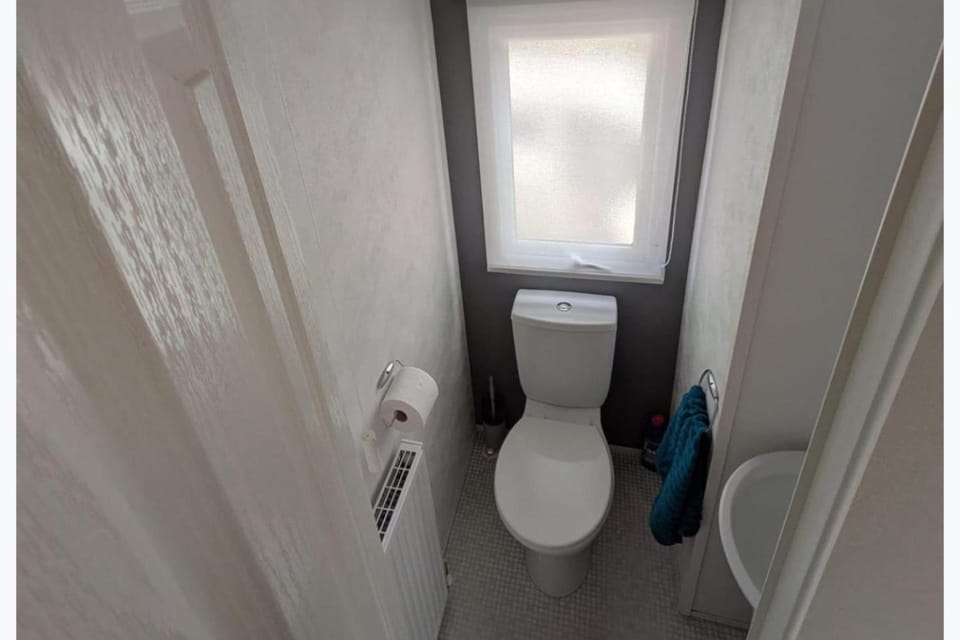 Holiday Home - Sleeps 8 - Beach Access House in England