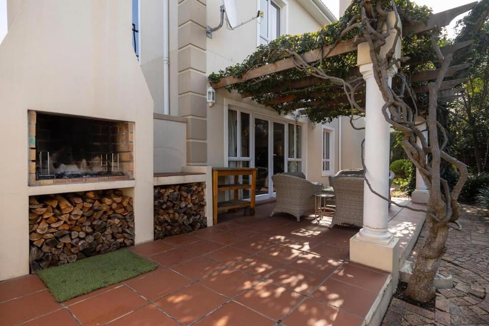 Property building, Patio, Day, Garden, Balcony/Terrace, Garden view