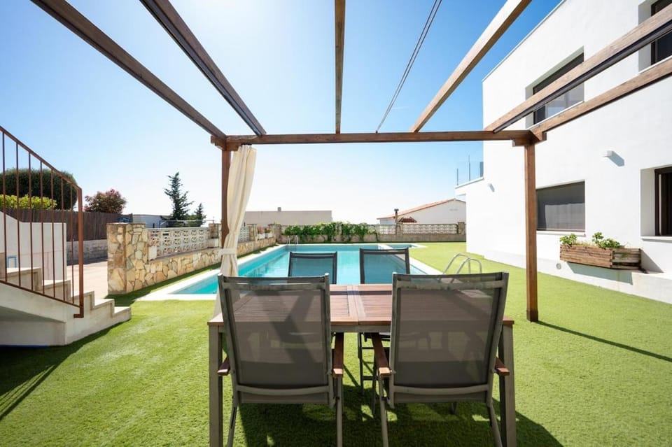 Bonita casa con piscina compartida junto Barcelona Centro Apartment in Maresme