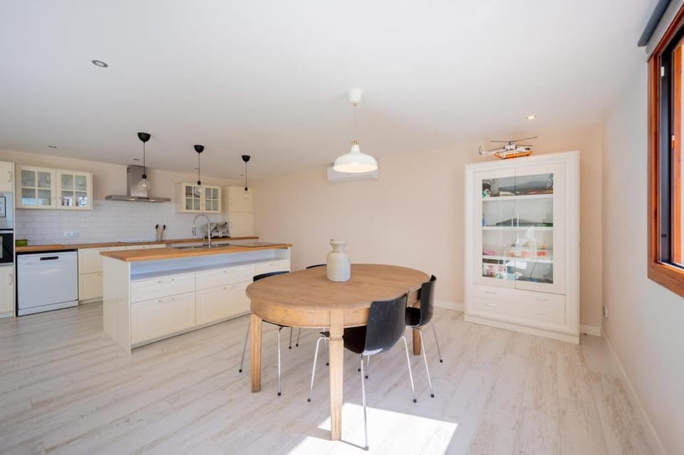 Bonita casa con piscina compartida junto Barcelona Centro Apartment in Maresme