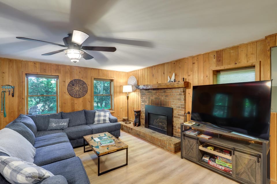 1 Mi to Town! Woodsy Weaverville Retreat w/ Deck House in Weaverville