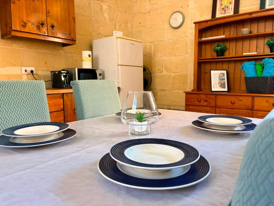 Coffee/tea facilities, Kitchen or kitchenette, Seating area, Dining area, oven