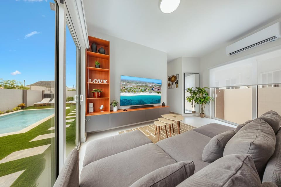 Patio, TV and multimedia, Living room, Mountain view, Pool view, Swimming pool, air conditioner
