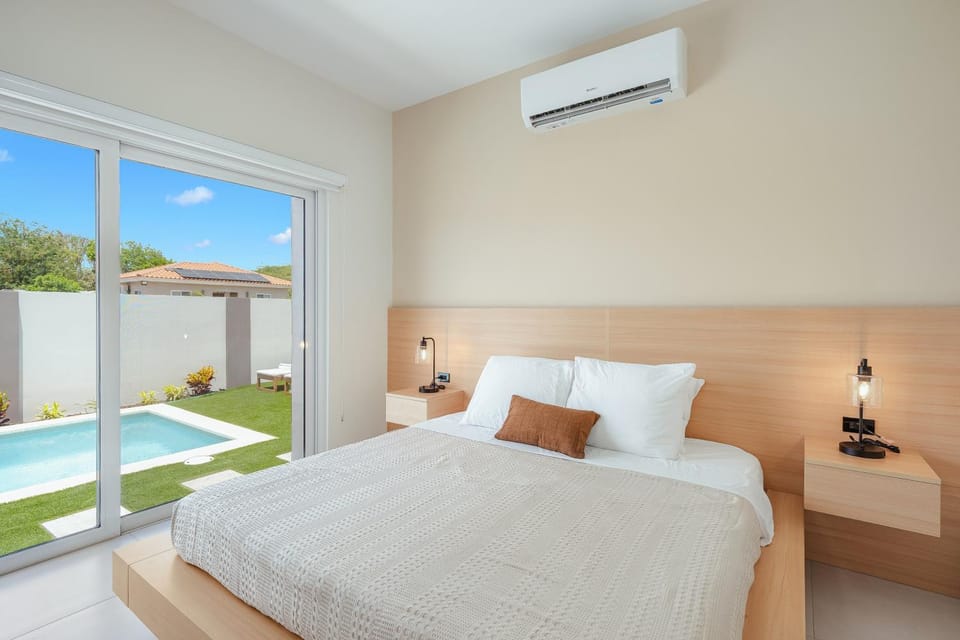 Balcony/Terrace, Photo of the whole room, Bedroom, Pool view, air conditioner