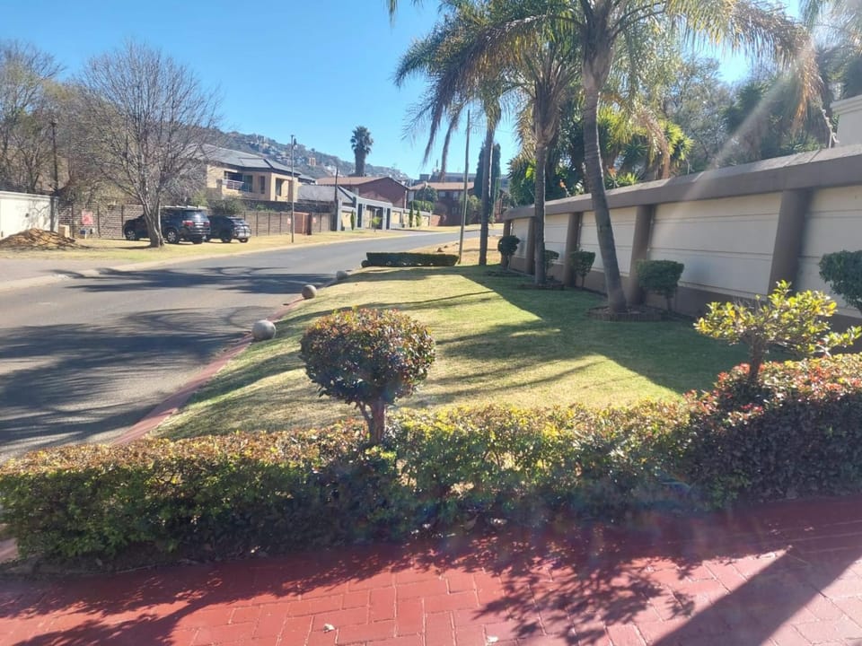 Property building, Day, Neighbourhood, Garden view, Street view
