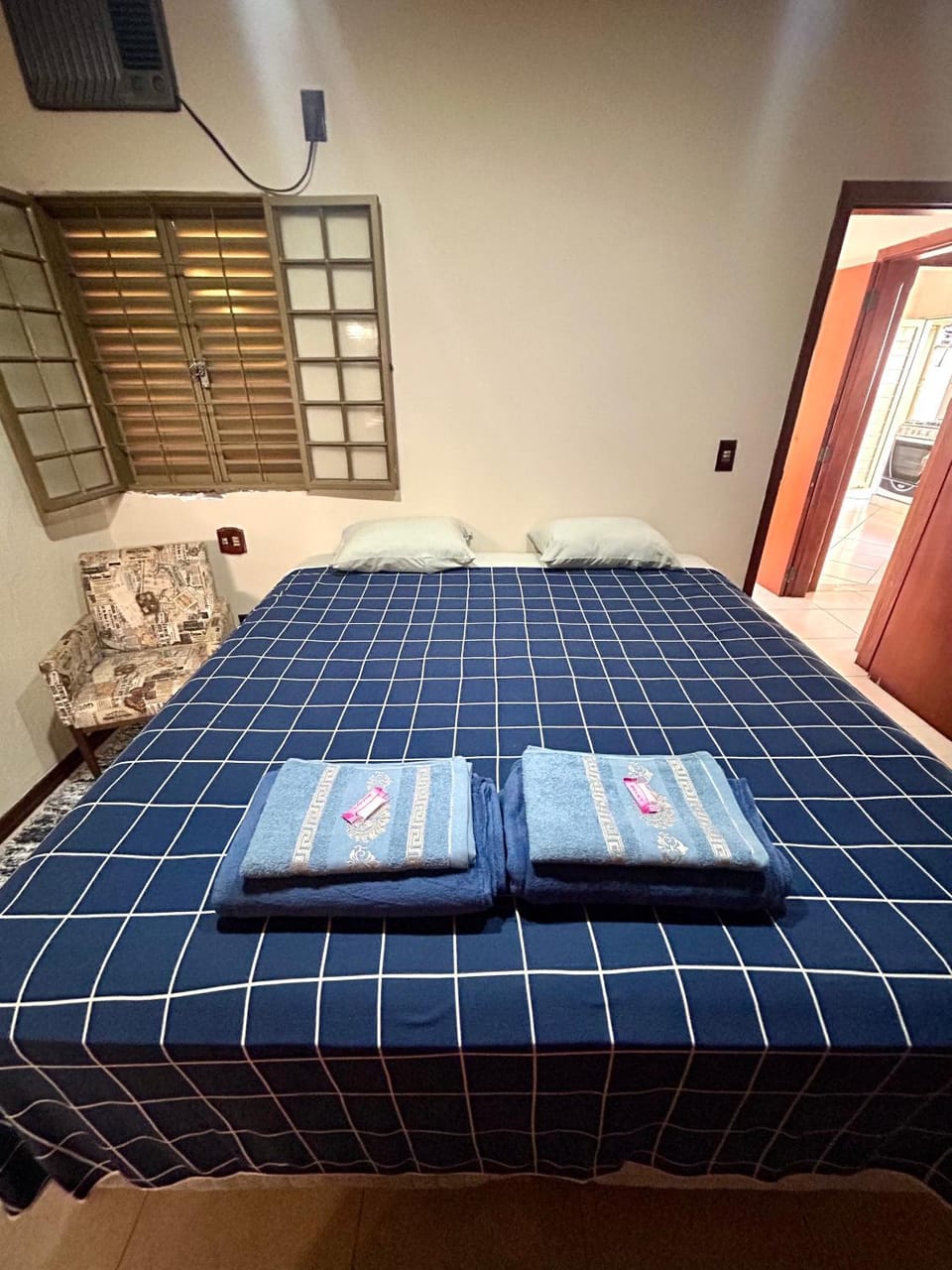 Photo of the whole room, towels, air conditioner