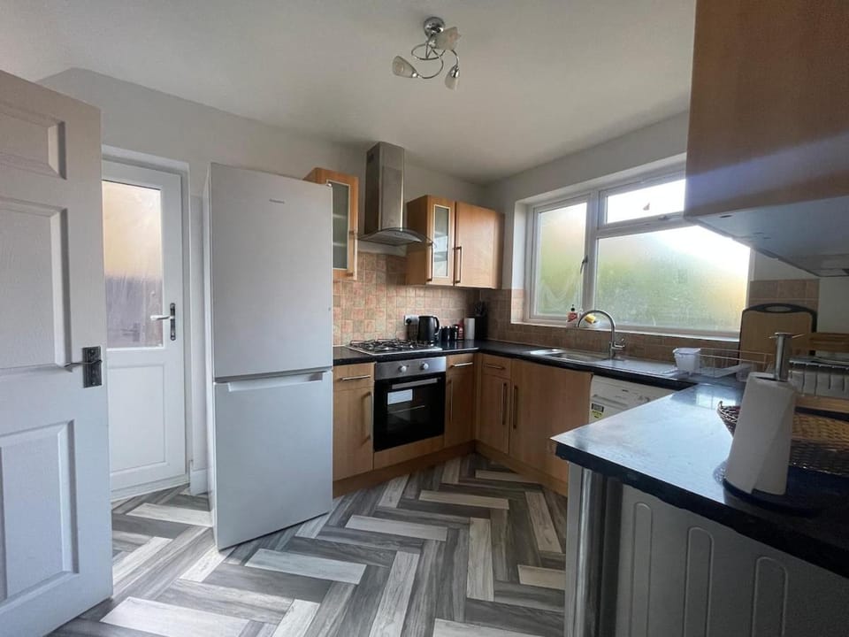 A Detached 3 Bedroom House with Driveway for 6 Near M1 House in Luton