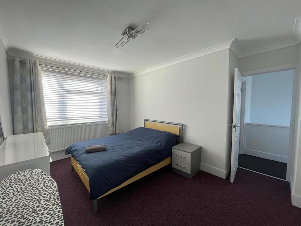 A Detached 3 Bedroom House with Driveway for 6 Near M1 House in Luton