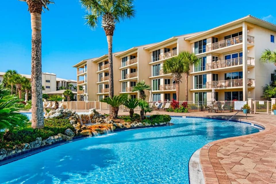 Gorgeous condo with lagoon pool hot tub beach access & pickleball court House in Rosemary Beach
