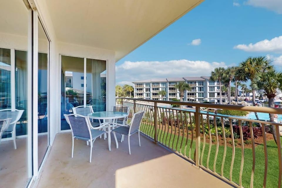 Gorgeous condo with lagoon pool hot tub beach access & pickleball court House in Rosemary Beach