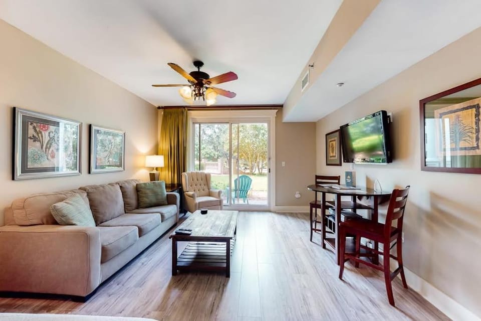 LaSata beauty with patio pools hot tubs fitness center AC & beach access House in Miramar Beach
