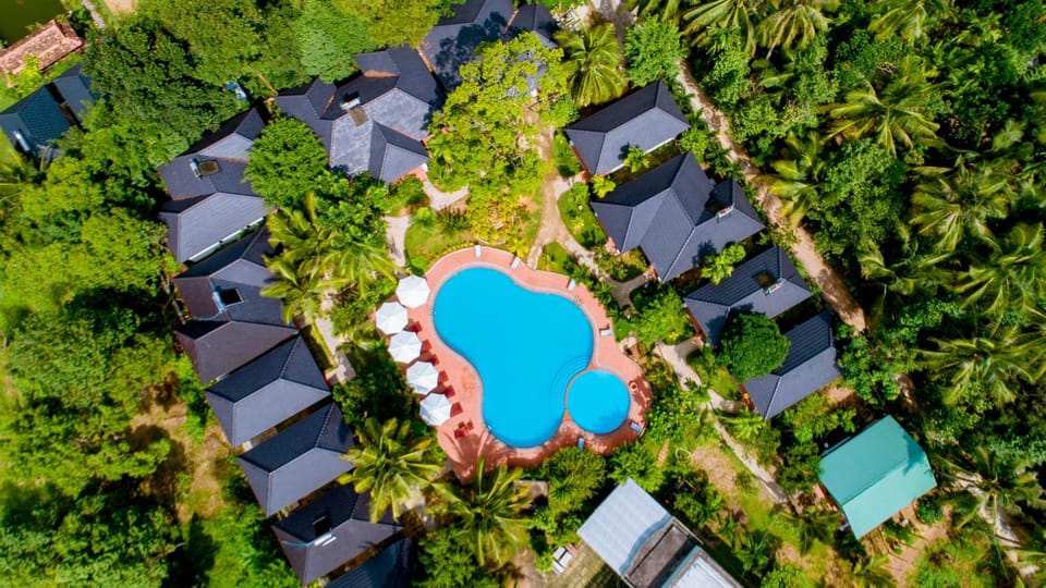 Property building, Bird's eye view, Garden view, Landmark view, Pool view