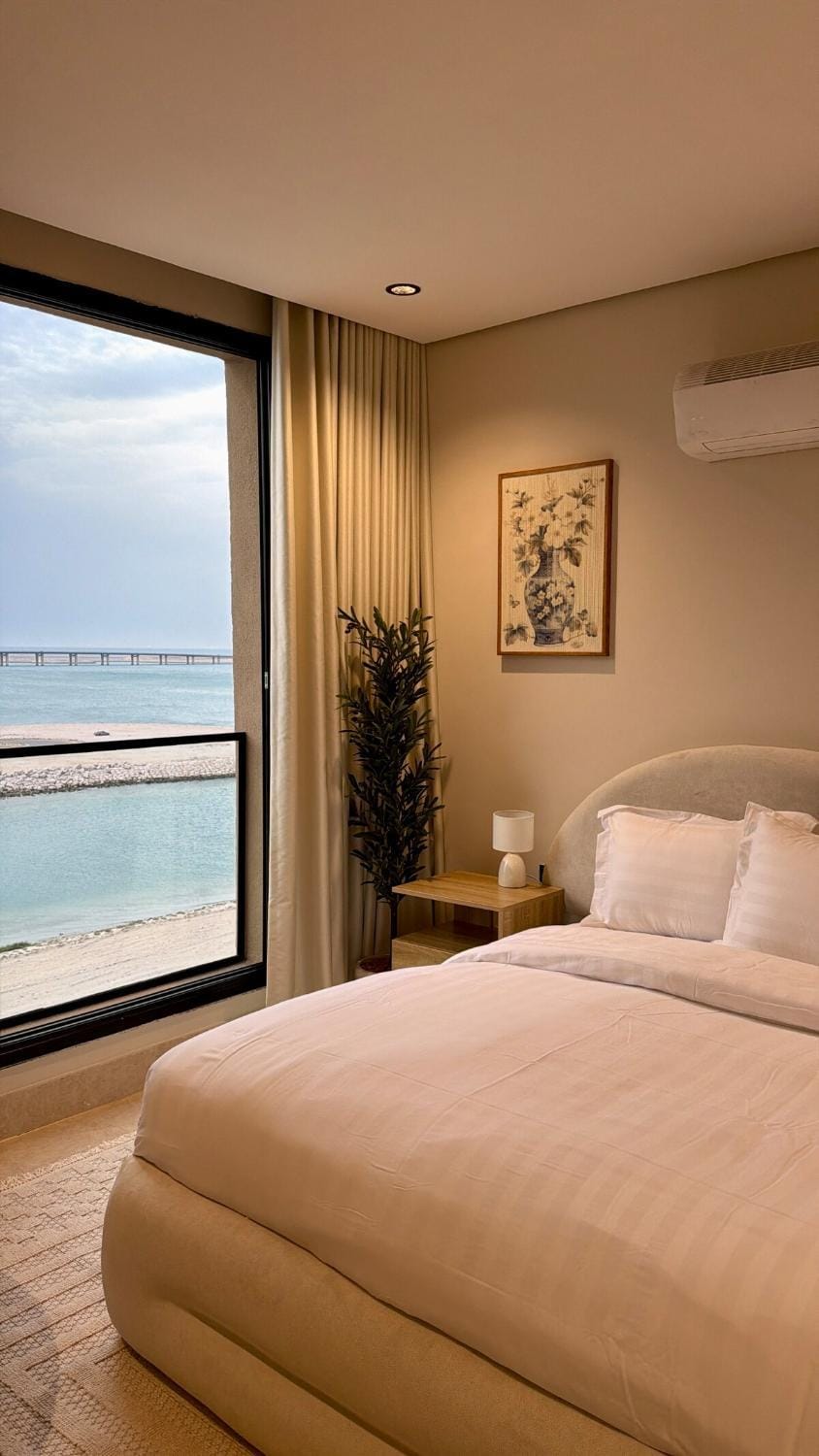 2BR sea view75TV Self Check in Cinem Apartment in Al Khobar