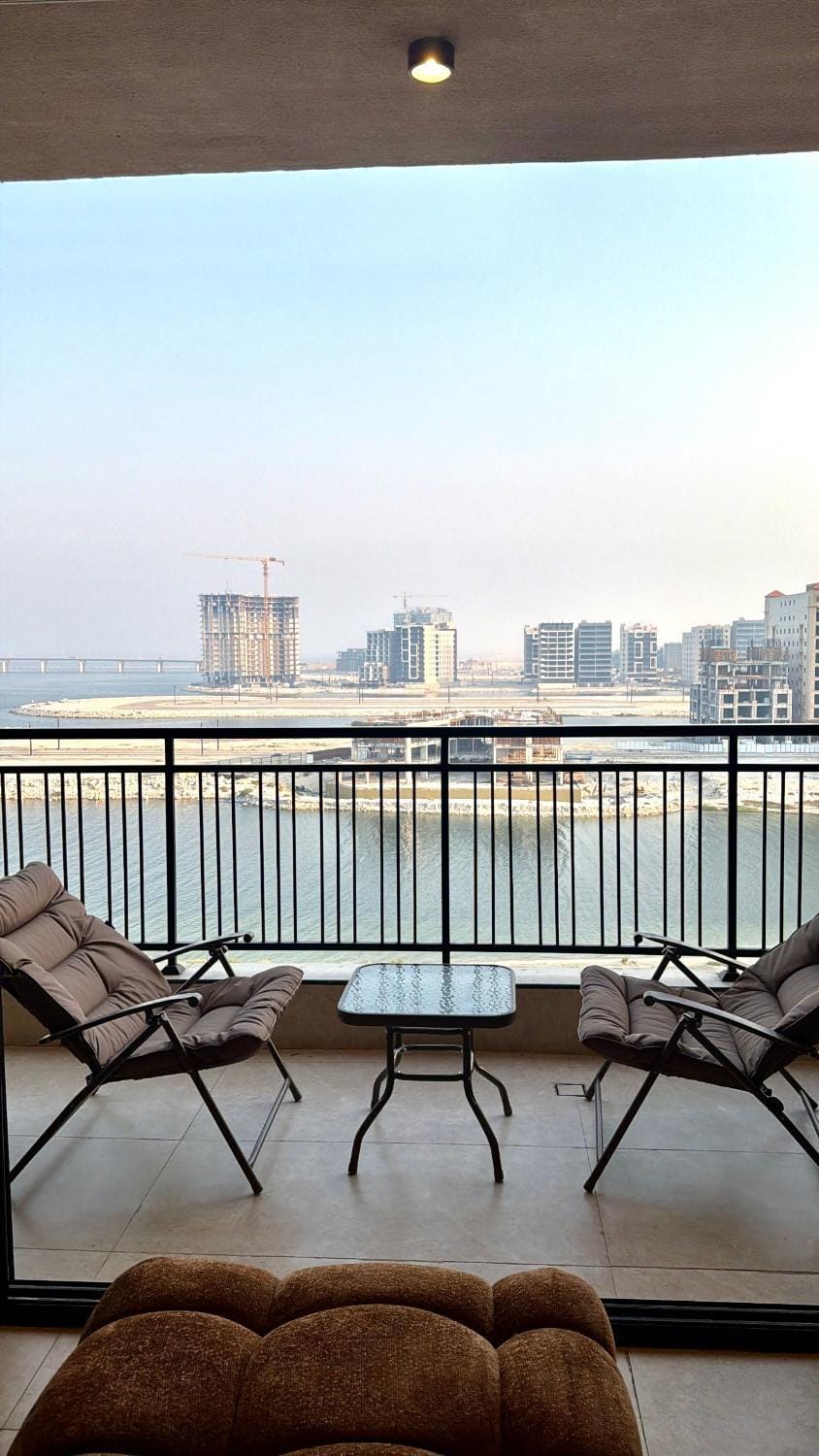 2BR sea view75TV Self Check in Cinem Apartment in Al Khobar
