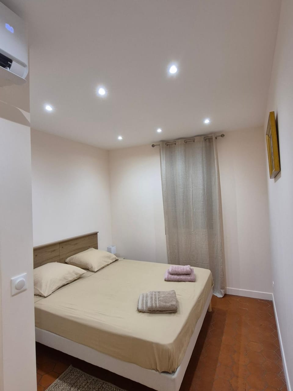 Bed, Bedroom, air conditioner