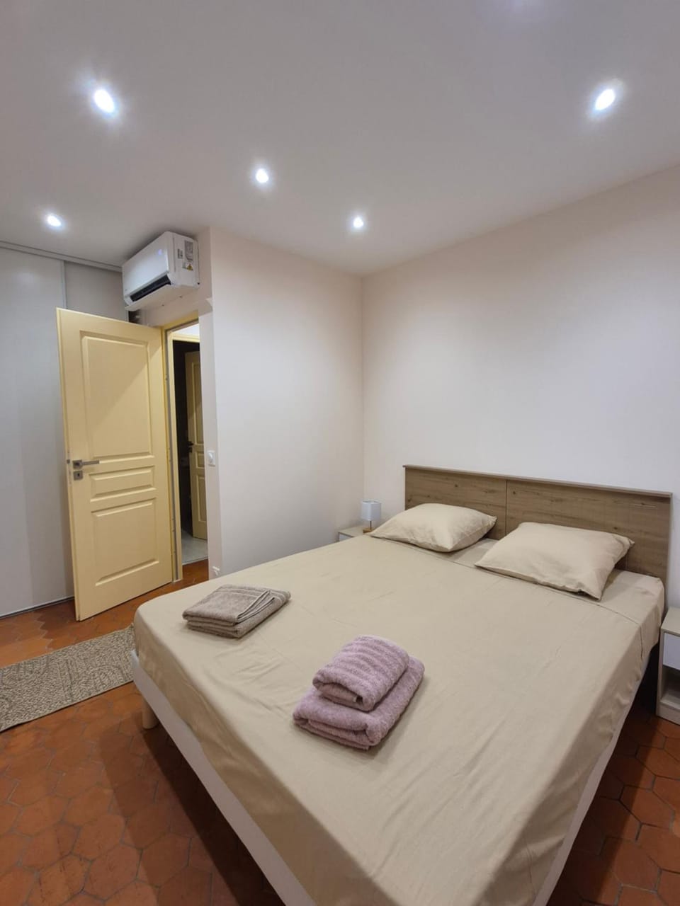 Bed, Bedroom, towels, air conditioner