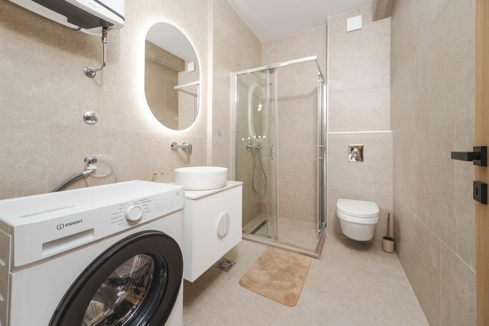 Shower, Toilet, Bathroom, towels, washing machine