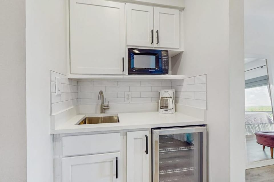 Cozy studio with beachview shared pool Wifi & hot tub House in Miramar Beach