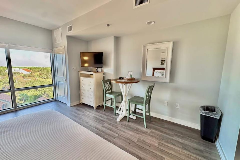Gorgeous coastal studio with shared pool near shopping and golf Apartment in Miramar Beach