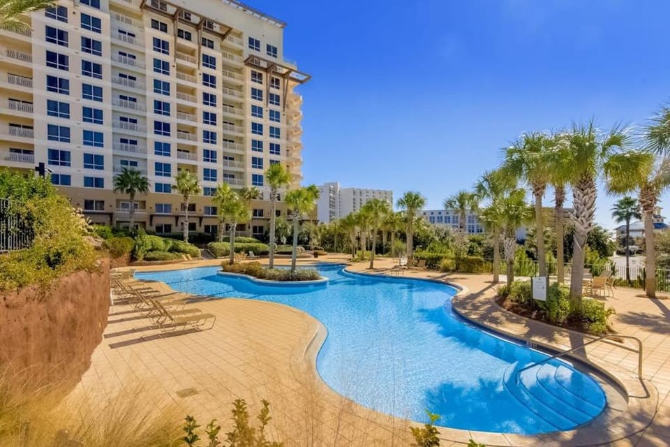 Gorgeous coastal studio with shared pool near shopping and golf Apartment in Miramar Beach